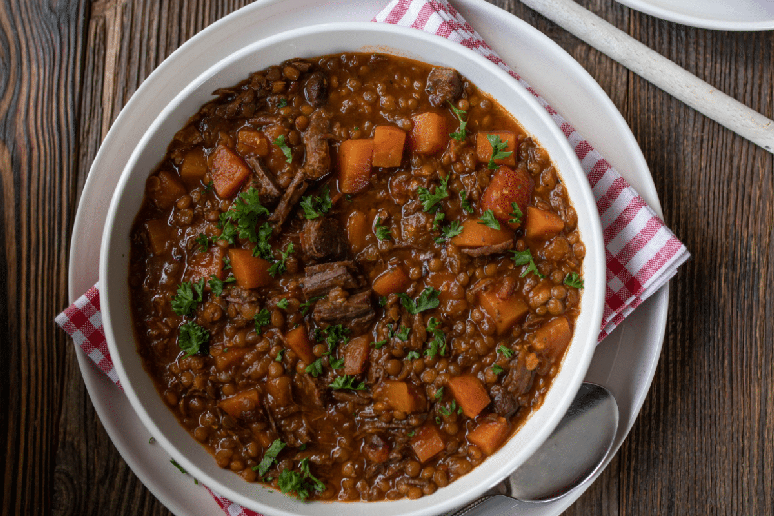 Ensopado de lentilha com carne e cenoura 