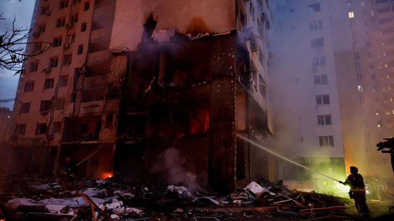 Bombeiros trabalham nos escombros de um pr&eacute;dio residencial atingido por m&iacute;sseis e drones russos em Kiev, na Ucr&acirc;nia; ataques deixaram mortos e feridos na capital ucraniana nesta segunda-feira, 6 de julho de 2026.