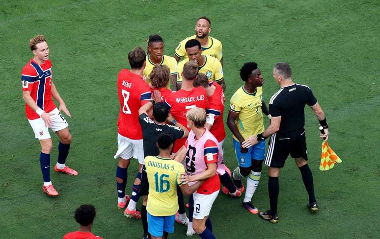 Neymar se envolveu em confus&atilde;o com jogadores da Noruega quando Brasil j&aacute; perdia a partida