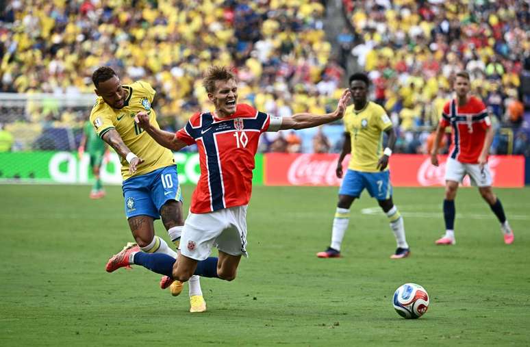 Neymar recebeu cart&atilde;o amarelo por esta falta em Martin Odegaard