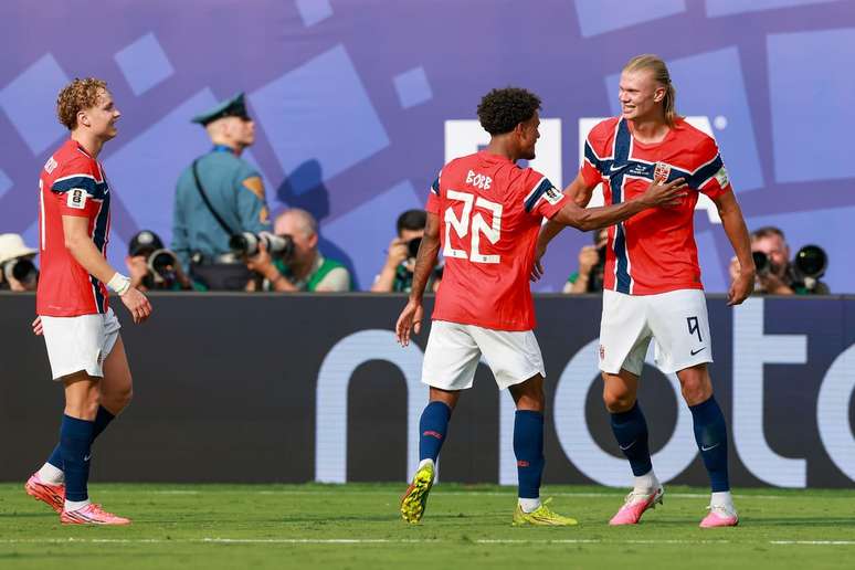 Bobb comemora o sucesso da Noruega com Haaland, autor dos 2 gols da partida &ndash;