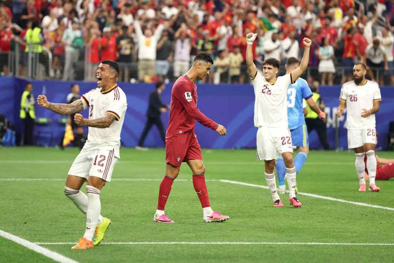 Cristiano abaixa a cabe&ccedil;a ap&oacute;s o fim do jogo &ndash;
