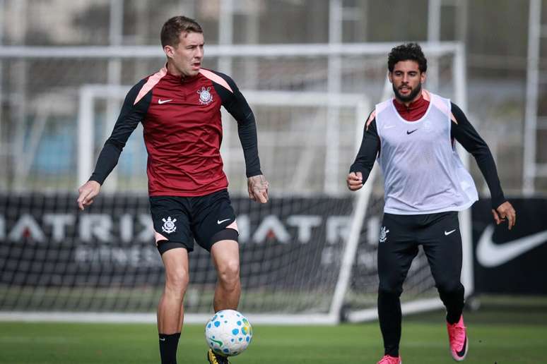 Jogadores treinaram em dois per&iacute;odos mais uma vez nesta segunda-feira &ndash;