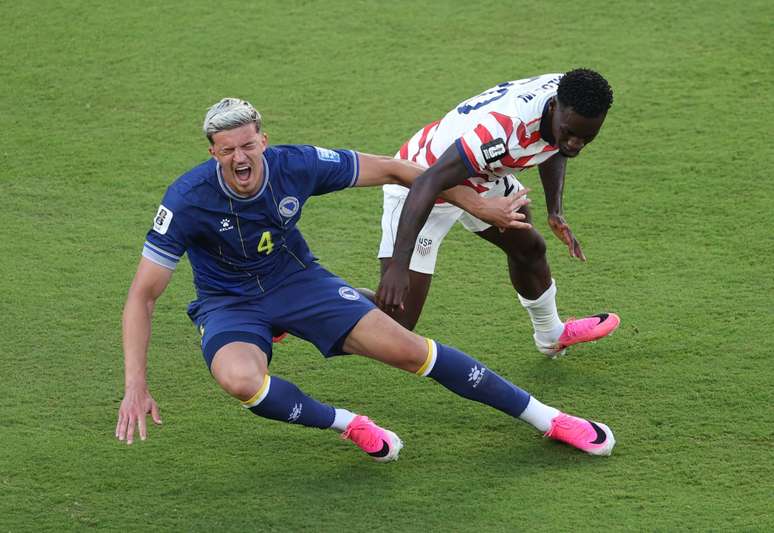 Balogun fazendo a falta que resultou na expuls&atilde;o 