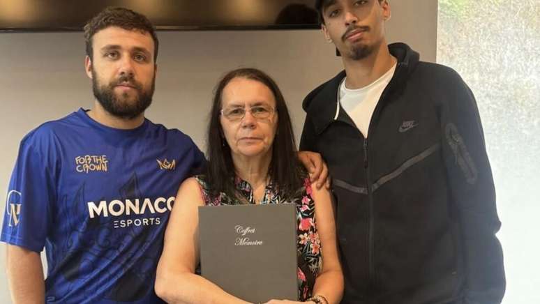 Influenciadores do canal que transmitiu a morte do streamer franc&ecirc;s posam ao lado da m&atilde;e de Graven durante o funeral, em Nice, em 27 de agosto de 2025.