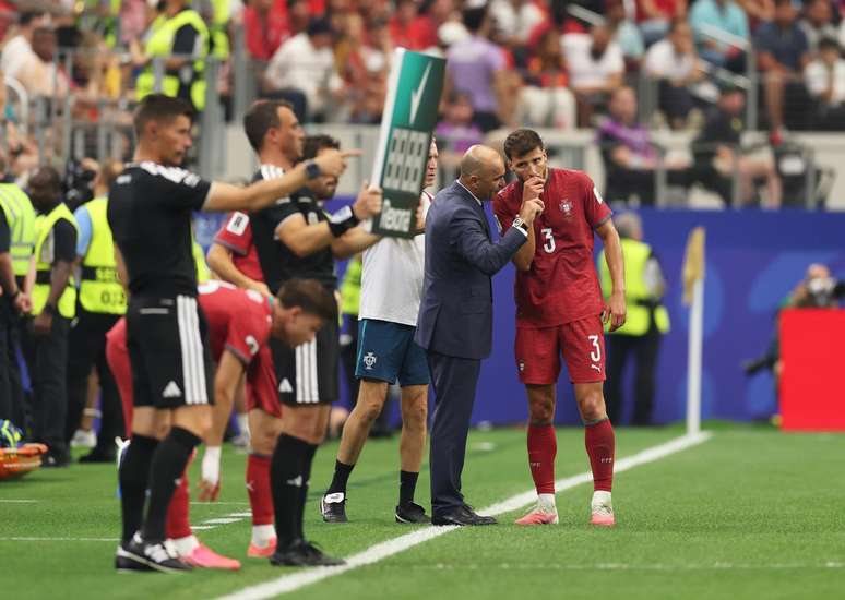 Luis de la Fuente durante a vit&oacute;ria da Espanha 