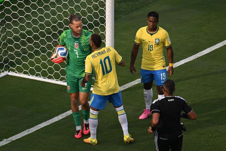 Neymar discute com goleiro da Noruega