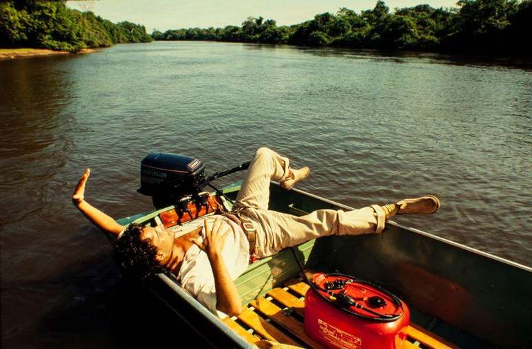 O ator Angelo Ant&ocirc;nio durante as grava&ccedil;&otilde;es da vers&atilde;o original de Pantanal, da Rede Manchete, em 1990, em Mato Grosso do Sul