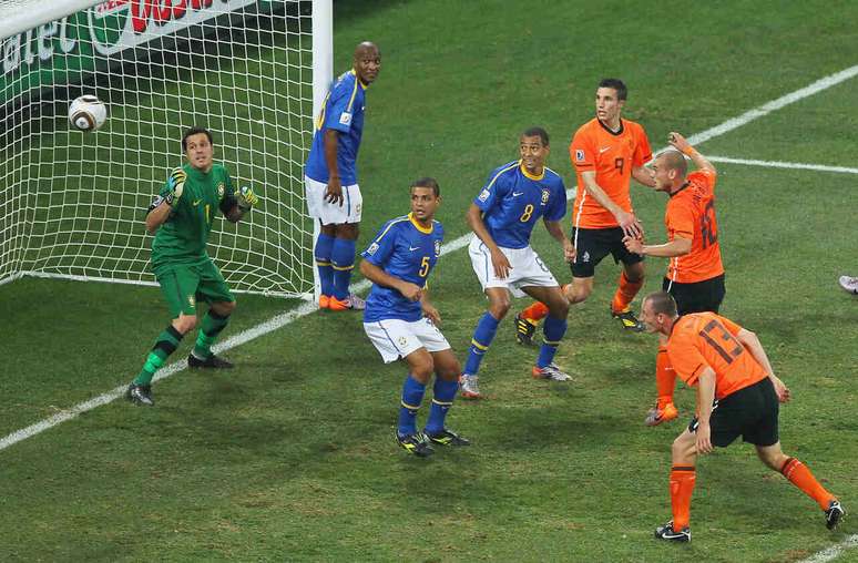 Sneijder marca de cabe&ccedil;a e elimina o Brasil em 2010 &ndash;