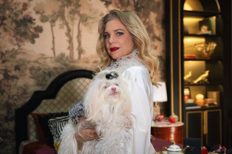 Isabel Teixeira, caracterizada como Pilar para a segunda fase de 'Quem Ama Cuida'. A personagem ganha uma companheira nessa nova fase, chamada Maria Antonieta.
