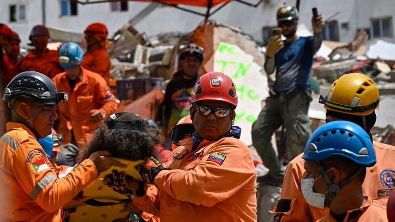 A Ag&ecirc;ncia Venezuelana de Not&iacute;cias informou, no dia 5 de julho, que o governo deslocou 29.567 trabalhadores operacionais para atender &agrave; emerg&ecirc;ncia. A elas se uniram os grupos de socorristas internacionais.