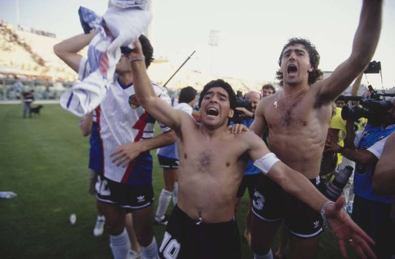 Maradona com Nestor Lorenzo (n&uacute;mero 3), na Copa de 1990 &ndash;