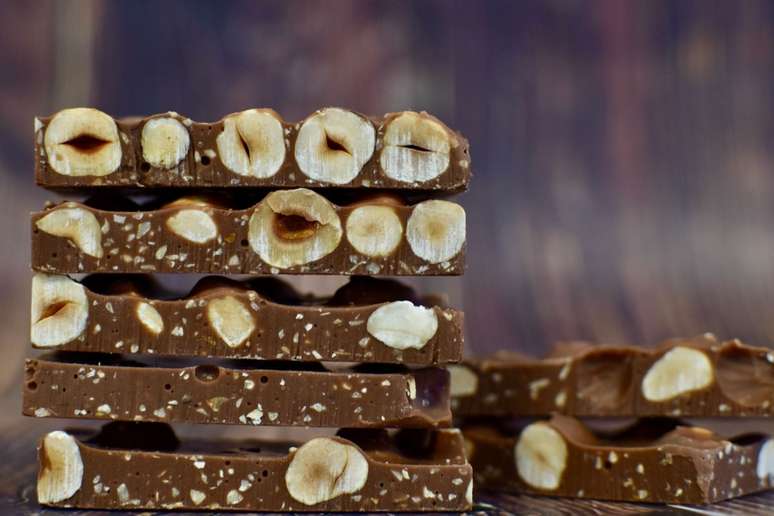 Barra de chocolate com am&ecirc;ndoas caramelizadas 