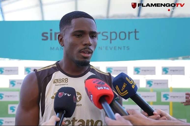Evertton Ara&uacute;jo, de 23 anos, surge como &ldquo;paiz&atilde;o&rdquo; dos jovens da base do Fla &ndash;