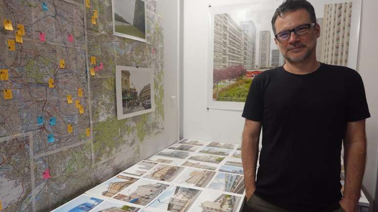 O fot&oacute;grafo Tuca Vieira est&aacute; em resid&ecirc;ncia art&iacute;stica na Cit&eacute; des Arts, num programa da Acad&eacute;mie des Beaux Arts, com um projeto sobre Paris, em 1&deg; de julho de 2026.