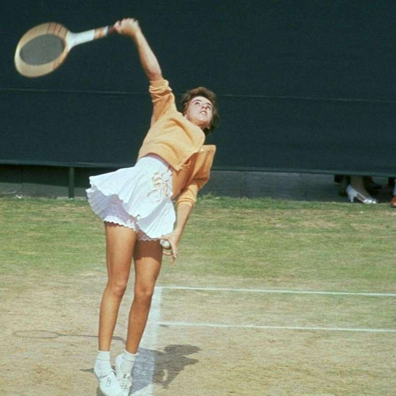 No in&iacute;cio dos anos 1960, Maria Esther Bueno chocou os dirigentes de Wimbledon ao entrar em quadra usando roupa &iacute;ntima rosa