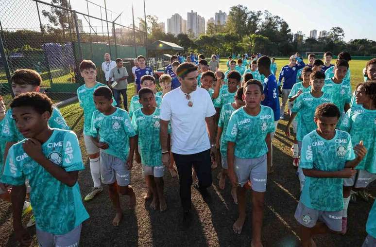 Abel Ferreira ao lado dos jovens das categorias de base do Palmeiras &ndash;