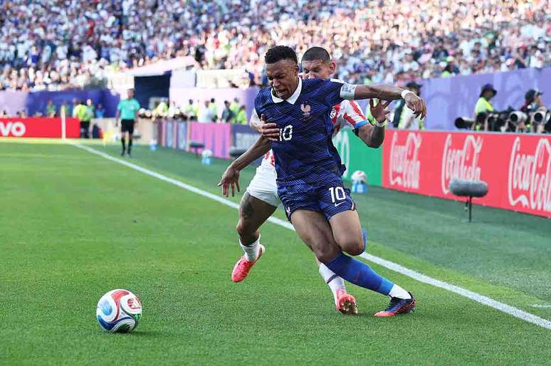 Mbapp&eacute; e C&aacute;ceres travaram um duelo recheado de provoca&ccedil;&otilde;es durante a partida entre Fran&ccedil;a e Paraguai &ndash;