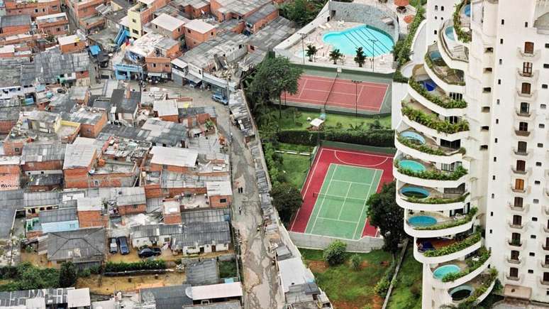 Foto de Tuca Vieira mostra um complexo residencial de luxo junto &agrave; comunidade de Parais&oacute;polis, em S&atilde;o Paulo, em 2004.