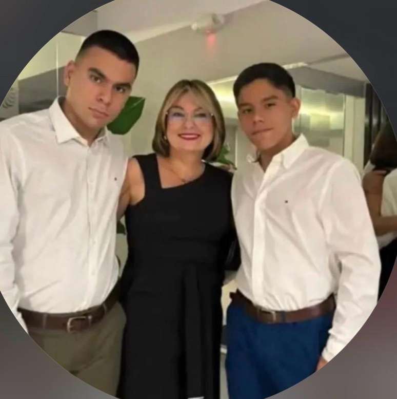 Santiago Jos&eacute; M&aacute;rquez P&eacute;rez e Gonzalo Jos&eacute; M&aacute;rquez P&eacute;rez, ao lado da sua m&atilde;e