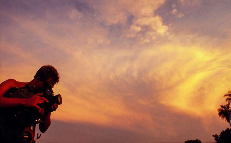 Cinegrafista filma p&ocirc;r do sol em Mato Grosso do Sul para a vers&atilde;o original de Pantanal, da Rede Manchete, em 1990