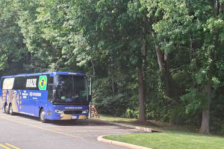 &Ocirc;nibus da Sele&ccedil;&atilde;o estacionado no hotel &ndash;