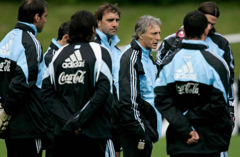 Lorenzo ao fundo observando P&eacute;kermann, quando era auxiliar da sele&ccedil;&atilde;o da Argentina &ndash;