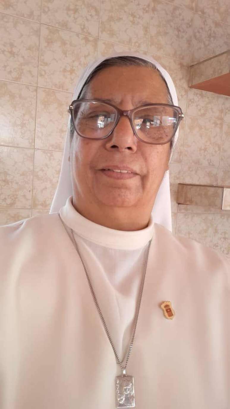 'Nada &eacute; pequeno quando o amor &eacute; grande, uma palavra, um abra&ccedil;o', segundo a irm&atilde; Neyda Rojas, ao regressar a Caracas vinda de Caraballeda, para buscar insumos e retornar