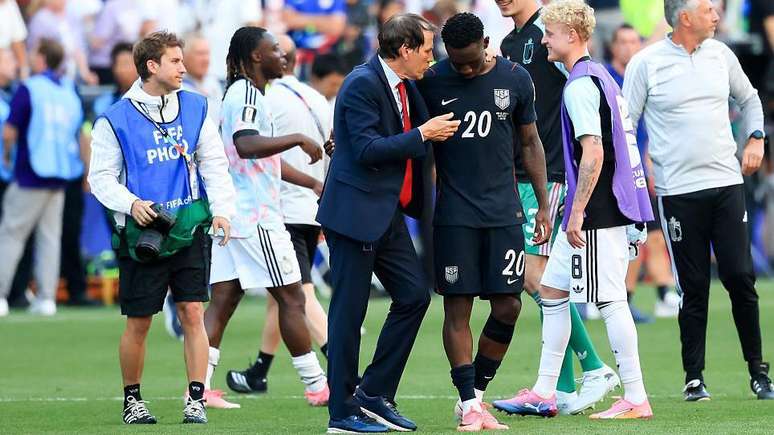 O t&eacute;cnico da B&eacute;lgica, Rudi Garcia, conversou com Folarin Balogun ap&oacute;s a partida