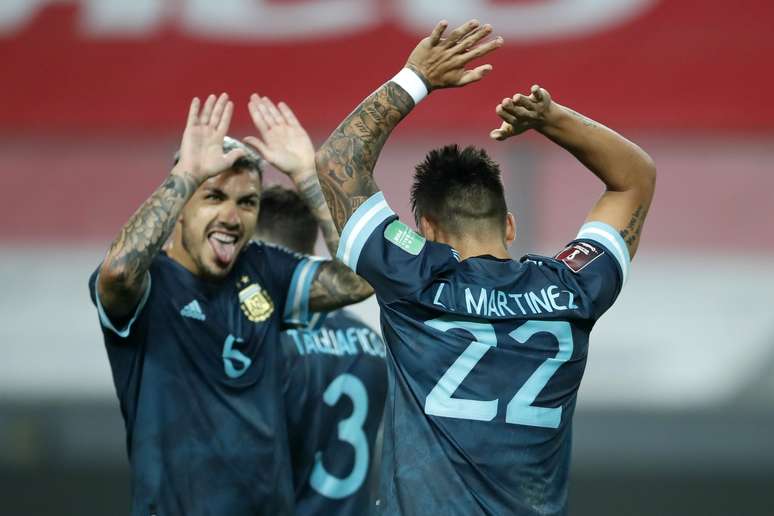 Leandro Paredes (#6) celebra gol de Lautaro Martinez (#22) pela Argentina em 2020 (