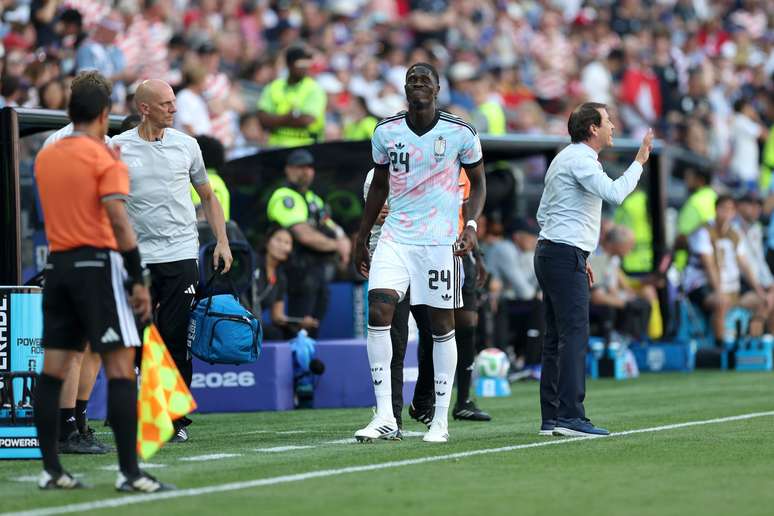 Amadou Onana saindo de campo mancando ap&oacute;s ter sofrido a les&atilde;o &ndash; 