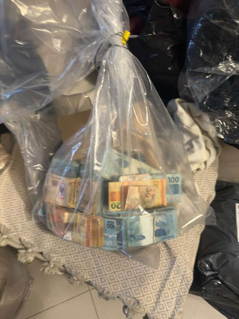 Saco de dinheiro foi apreendido durante a Opera&ccedil;&atilde;o Ar Frio, do Gaeco e PM
