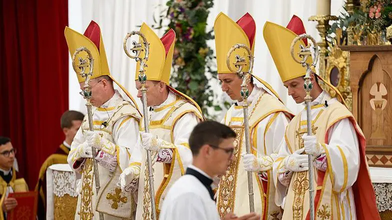 A decis&atilde;o de nomear quatro bispos sem a autoriza&ccedil;&atilde;o do Papa provocou uma divis&atilde;o na Igreja Cat&oacute;lica