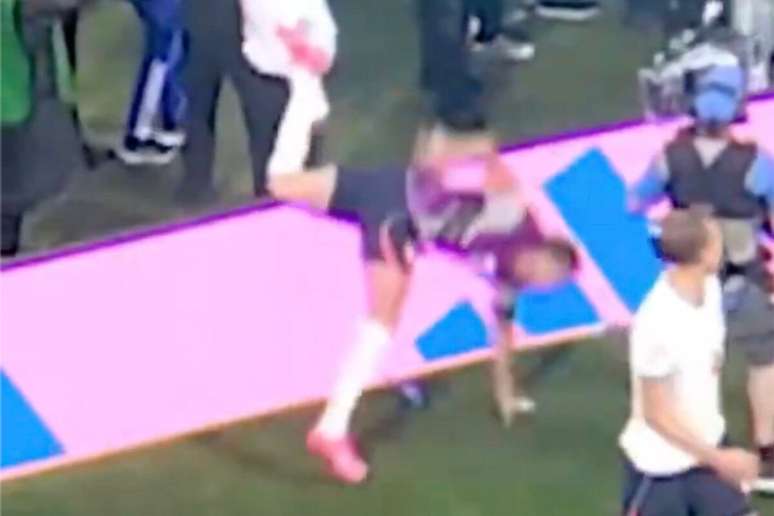 Jordan Henderson fraturou o bra&ccedil;o ao saltar uma placa de publicidade ap&oacute;s vit&oacute;ria sobre o M&eacute;xico &ndash;