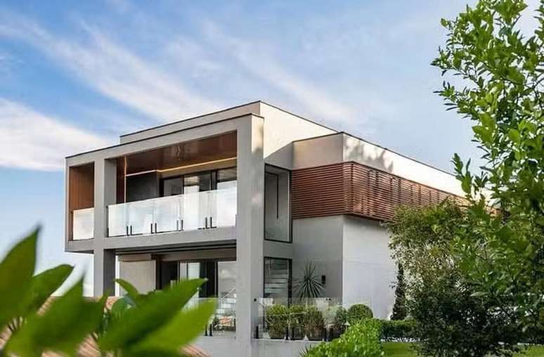 Im&oacute;vel possui mar, piscina com borda infinita, paredes de vidro, jardim e uma decora&ccedil;&atilde;o de alto padr&atilde;o &ndash;