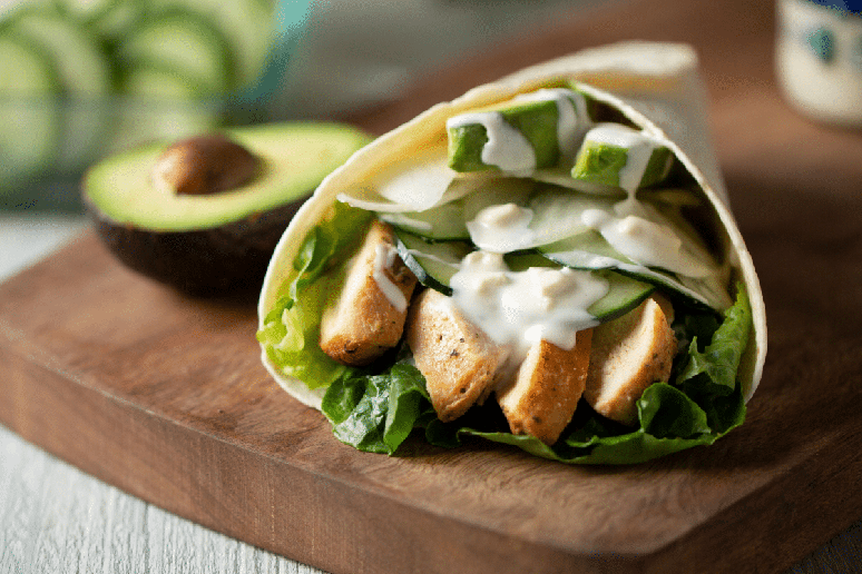 Wrap de frango com abacate e molho de iogurte 