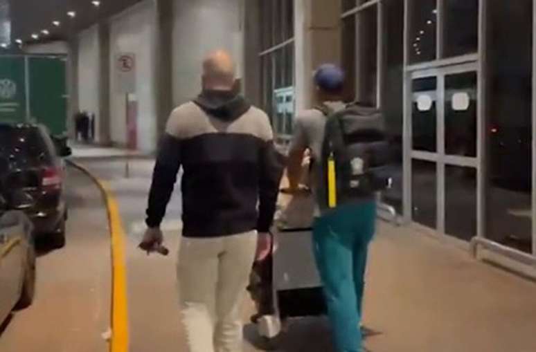 Danilo foi o &ldquo;solit&aacute;rio&rdquo; no desembarque da Sele&ccedil;&atilde;o no Rio &ndash;