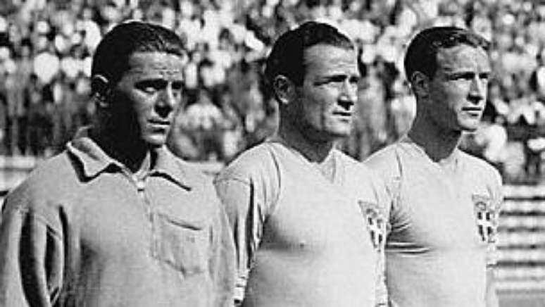 Monti (centro) tornou-se a primeira &mdash; e &uacute;ltima &mdash; pessoa da hist&oacute;ria a disputar finais da Copa do Mundo por pa&iacute;ses diferentes