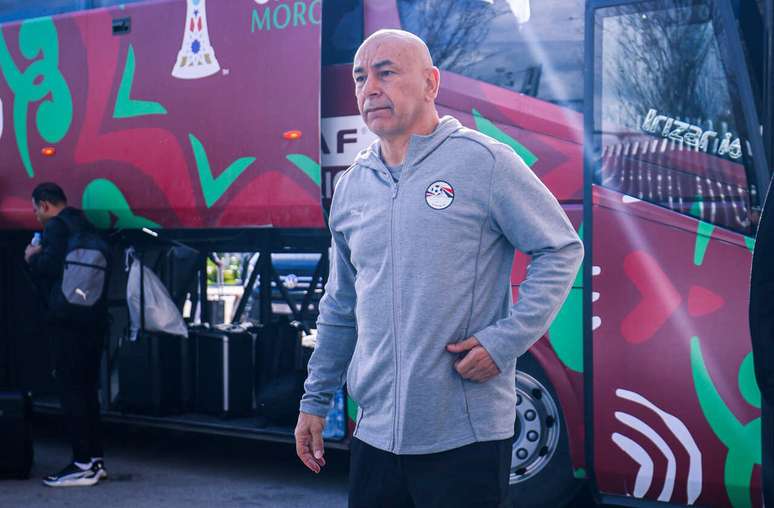 Treinador eg&iacute;pcio Hossam Hassan reclamou muito da arbitragem no jogo com a Argentina &ndash;