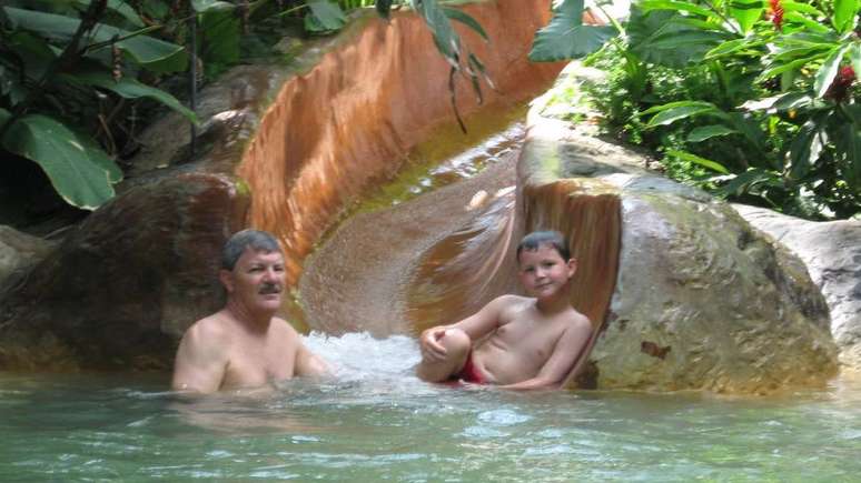 Uma das &uacute;ltimas fotos de Steve Smelski com seu filho Jordan, no tobog&atilde; onde o menino contraiu a infec&ccedil;&atilde;o mortal, na Costa Rica