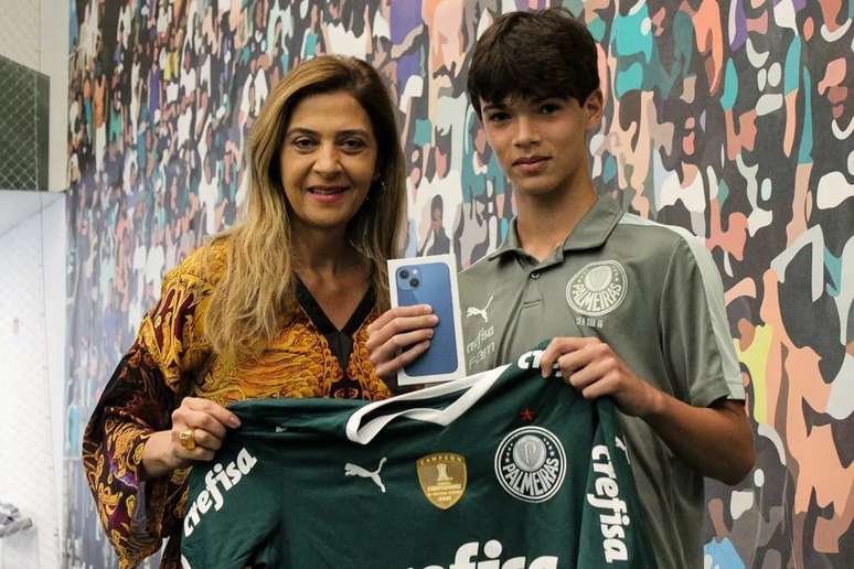 Compadecida pelo incidente, Leila Pereira providenciou um celular novo para Felipe &ndash;