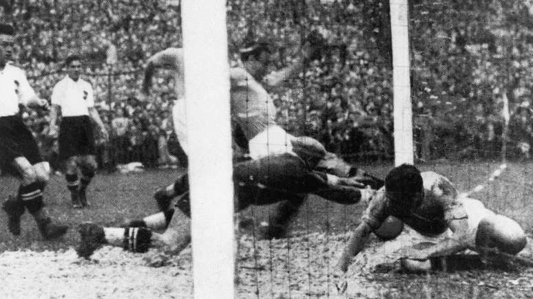 O argentino Guaita (centro), um dos argentinos "importados" pela It&aacute;lia, marcou o gol da vit&oacute;ria da Azzurra na semifinal contra a &Aacute;ustria, em Mil&atilde;o