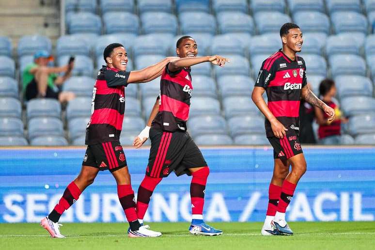 Lorran (centro) comemora primeiro gol do Fla no jogo &ndash;