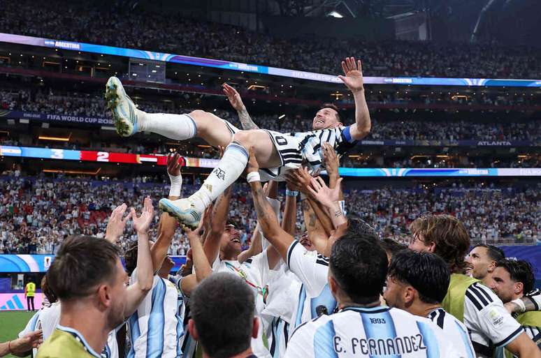 jogadores da Argentina jogam Messi para o alto ap&oacute;s mais um jogo ic&ocirc;nico do g&ecirc;nio.