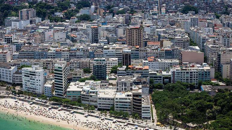 Nos &uacute;ltimos anos, apartamentos compactos em bairros como Copacabana, Ipanema (foto) e Leblon passaram a atrair investidores interessados em loca&ccedil;&otilde;es para turistas e visitantes de longa estadia