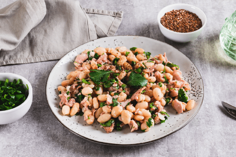Salada de feij&atilde;o-branco com atum 