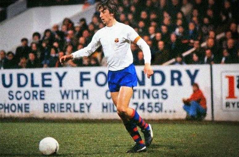 Cruyff em a&ccedil;&atilde;o pelo Barcelona na d&eacute;cada de 1970 &ndash;