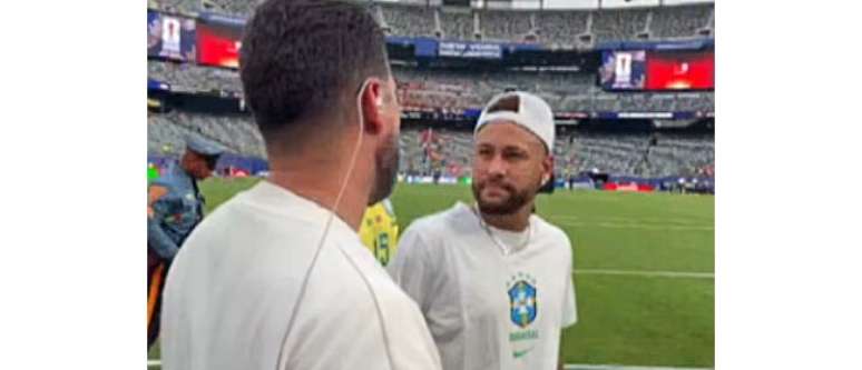 O momento em que Neymar conversa rapidamente com Bruno Formiga