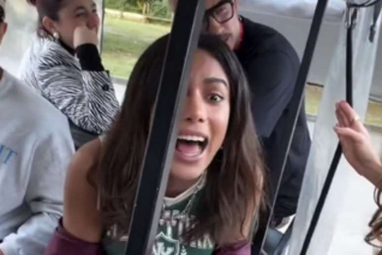 Anitta indignada que n&atilde;o foi reconhecida pela amiga