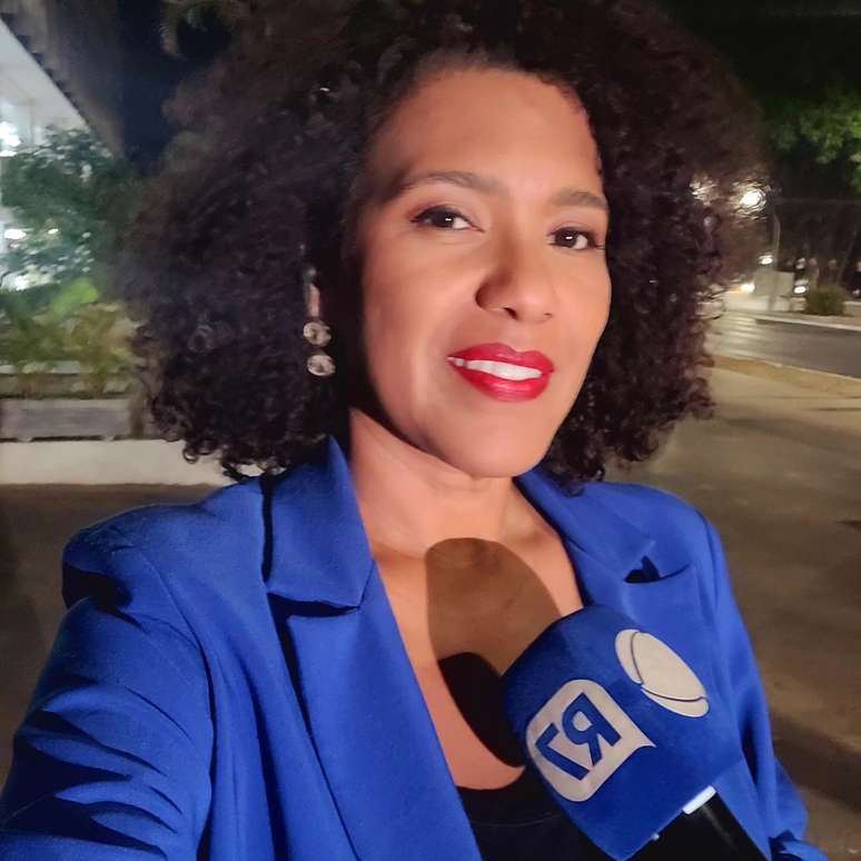 &Eacute;rika Leal posa com microfone da Record